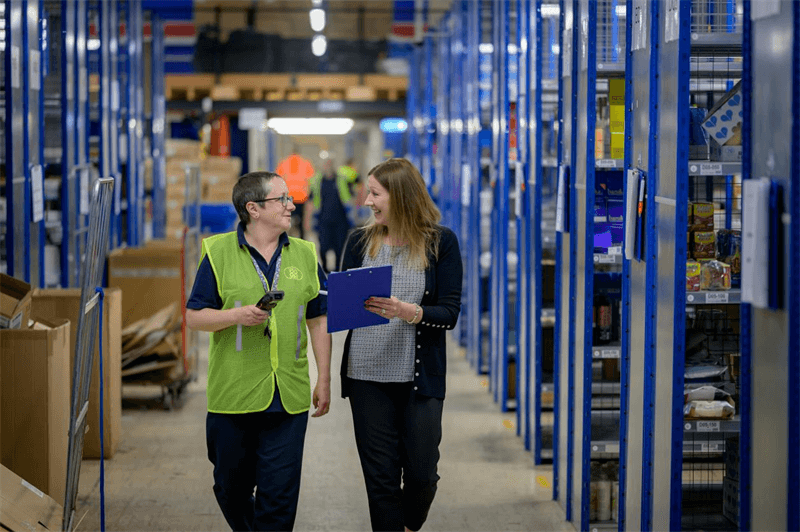 Warehouse worker using vonalkód szkenner